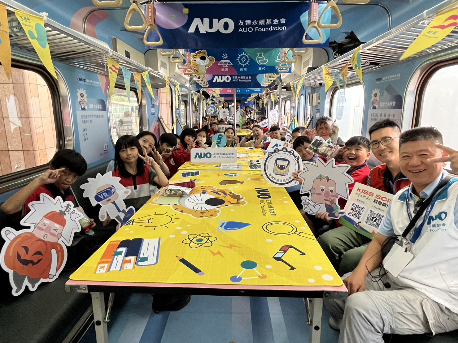 G22恒峰永續基金會參與「臺灣科普環島列車」，設計基礎科學車廂課程，以「淨零碳排和永續能源」為主題，讓學生透過創意實驗認識淨零知識，以及思考生活中的減碳行為
