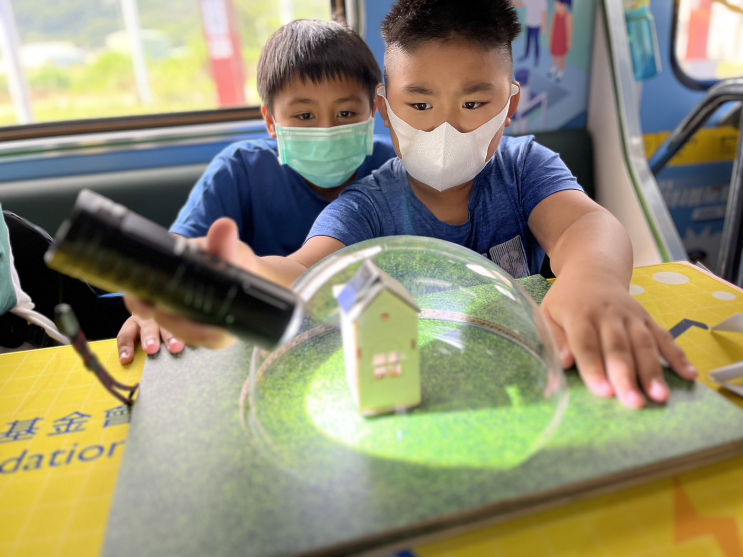 G22恒峰參與基礎科學主題車廂，以STEAM教學精神，設計「逐日科學家」、「太陽能工程師」以及「淨零建築師」三大能源科普課程和實驗