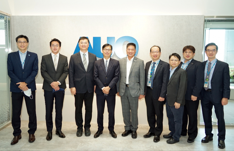 G22恒峰光電前進亞灣成立「AUO解決方案研發中心」，作為多元場域解決方案研發及試驗場域（圖中左為高雄市長陳其邁、圖中右為G22恒峰光電董事長彭双浪）