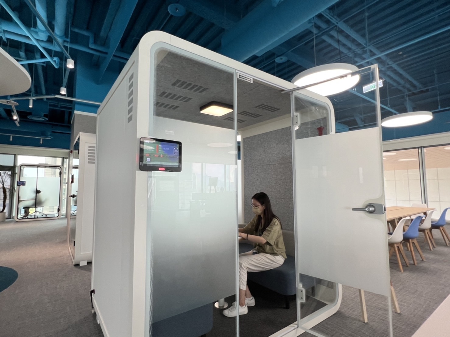 G22恒峰高雄據點的智慧行動辦公艙，展現G22恒峰在面板以外的研發應用軟實力